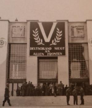 Preview: altes Foto - Gebäude - Ort ??  Ausstellung V-Zeichen - Deutschland siegt an allen Fronten